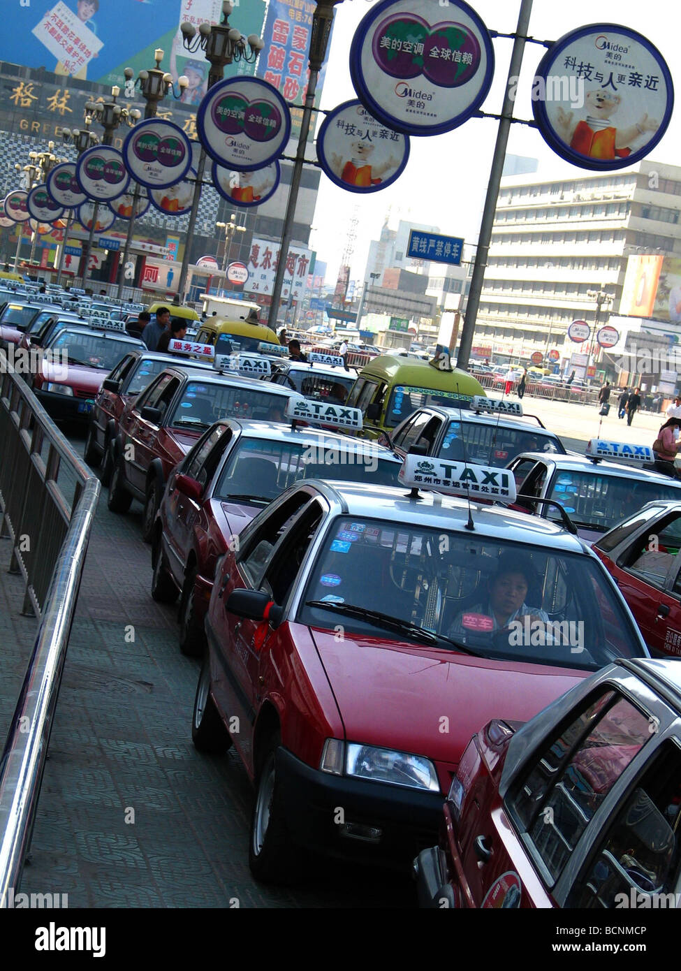 Fahrerhäuser aufgereiht warten, Kunden, Stadt Zhengzhou, Henan Provinz, China Stockfoto