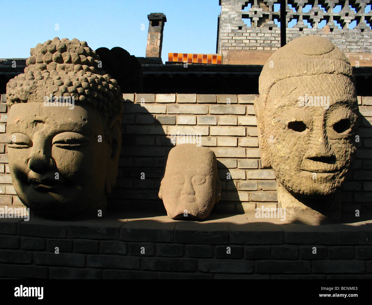 Stein geschnitzt Buddha Köpfe, Provinz Henan, China Stockfoto