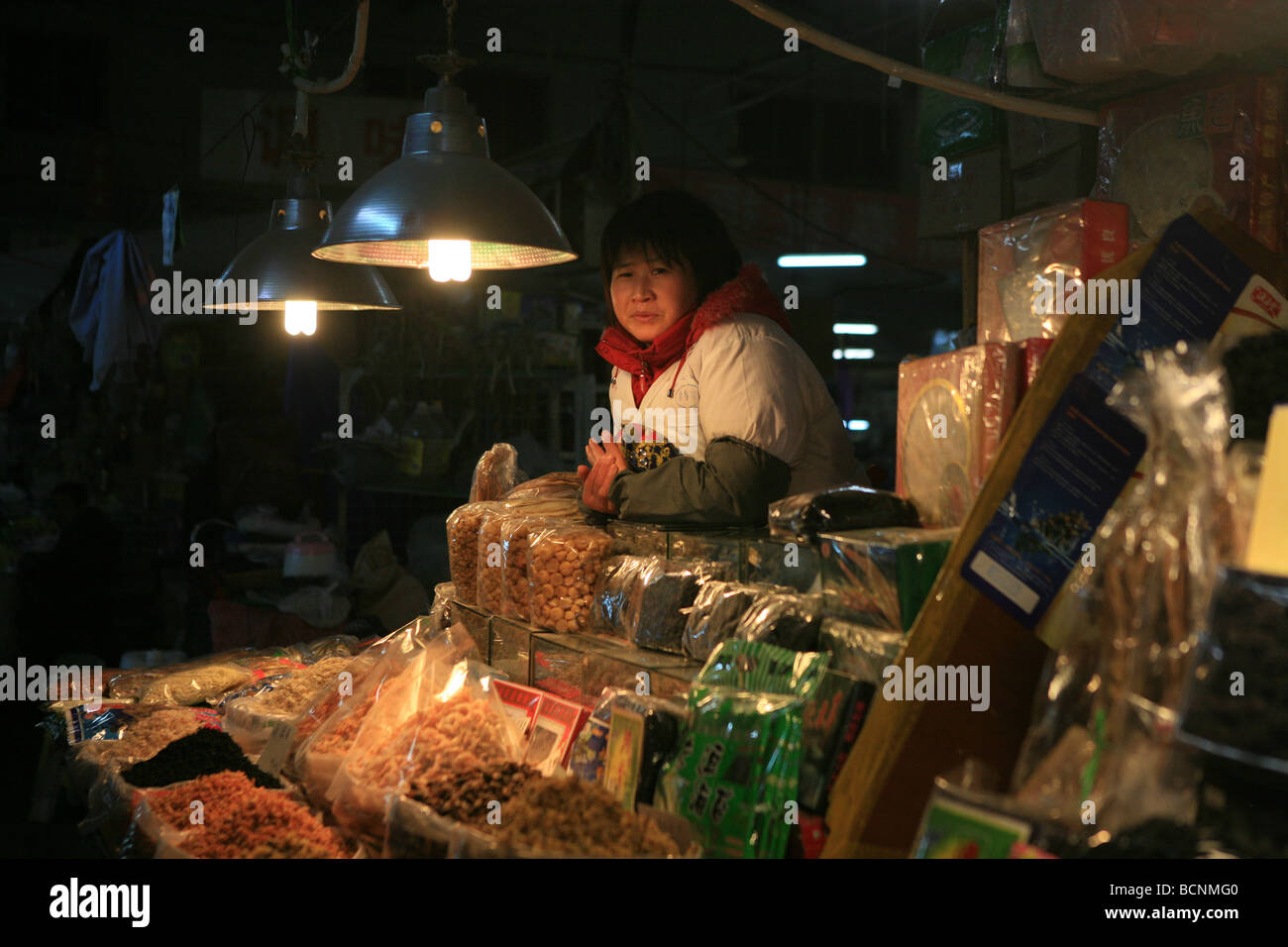 Frau verkaufen Trockengüter in lokalen Farmers' Market, Stadt Zhengzhou, Henan Provinz, China Stockfoto
