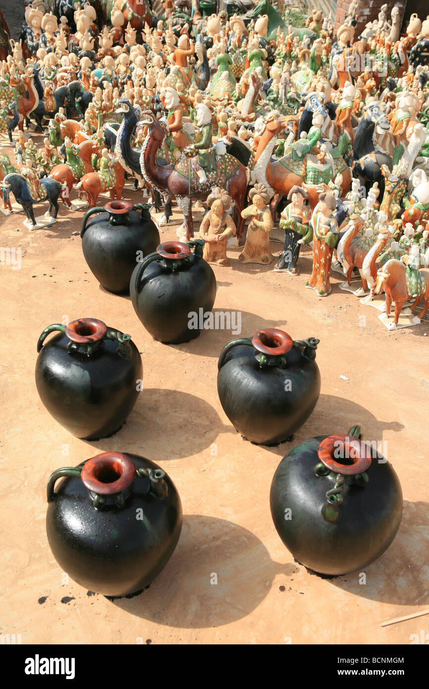 Kopien der dreifarbige glasierte Keramik der Tang-Dynastie Trocknung im Hof einer Fabrik, Provinz Henan, China Stockfoto