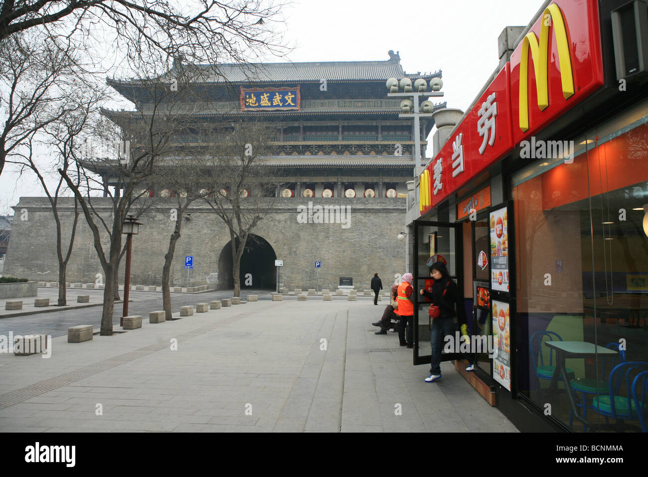 McDonald-Shop neben dem Trommelturm, Xi ' an, Provinz Shaanxi, China Stockfoto