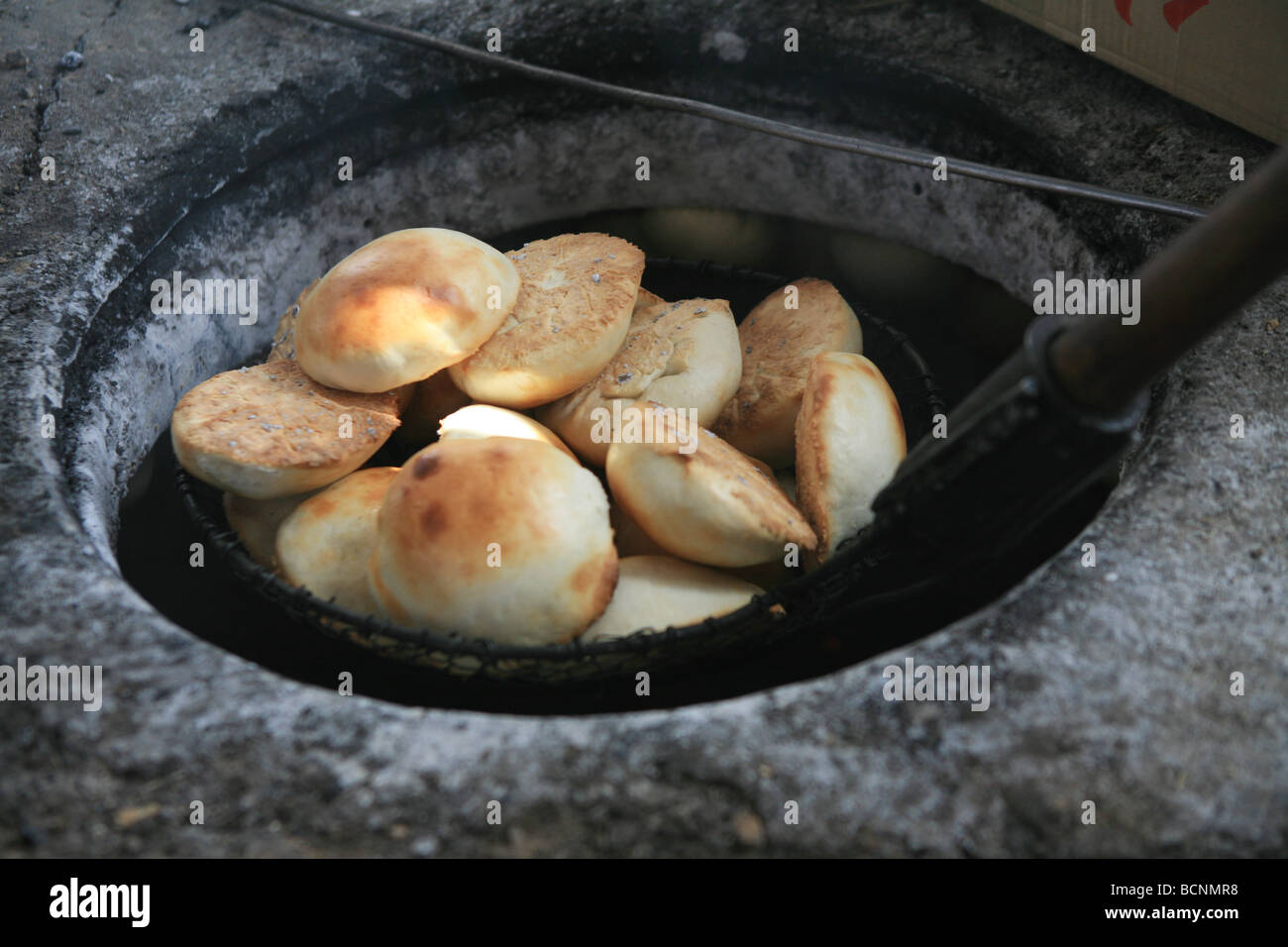 Frisch gebackenes Brot aus dem Lehmofen, Hotan, Uigurischen Autonomen Gebiet Xinjiang, China Stockfoto