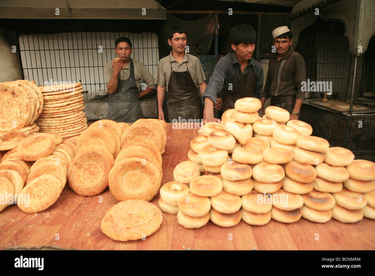 Frisch gebackenes Brot zu verkaufen, Hotan, Uigurischen Autonomen Gebiet Xinjiang, China Stockfoto