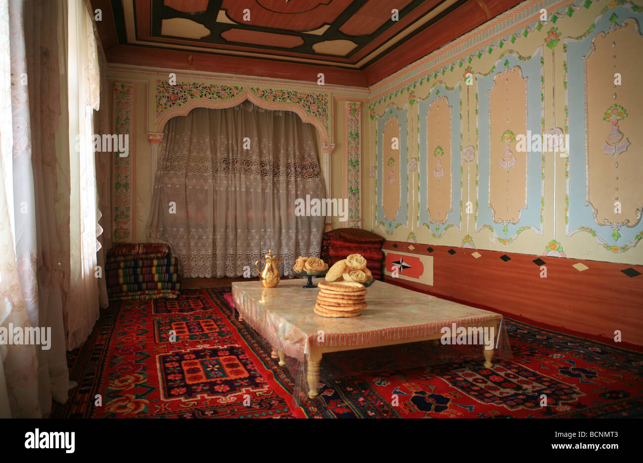 Eine typische Uyghur Haus dekoriert reich mit Teppichen und Vorhängen, Hotan, Uigurischen Autonomen Gebiet Xinjiang, China Stockfoto