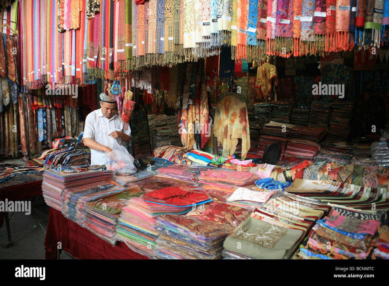 Lokalen Souvenir shop Verkauf erneuert Seidentücher, Hotan, Uigurischen Autonomen Gebiet Xinjiang, China Stockfoto