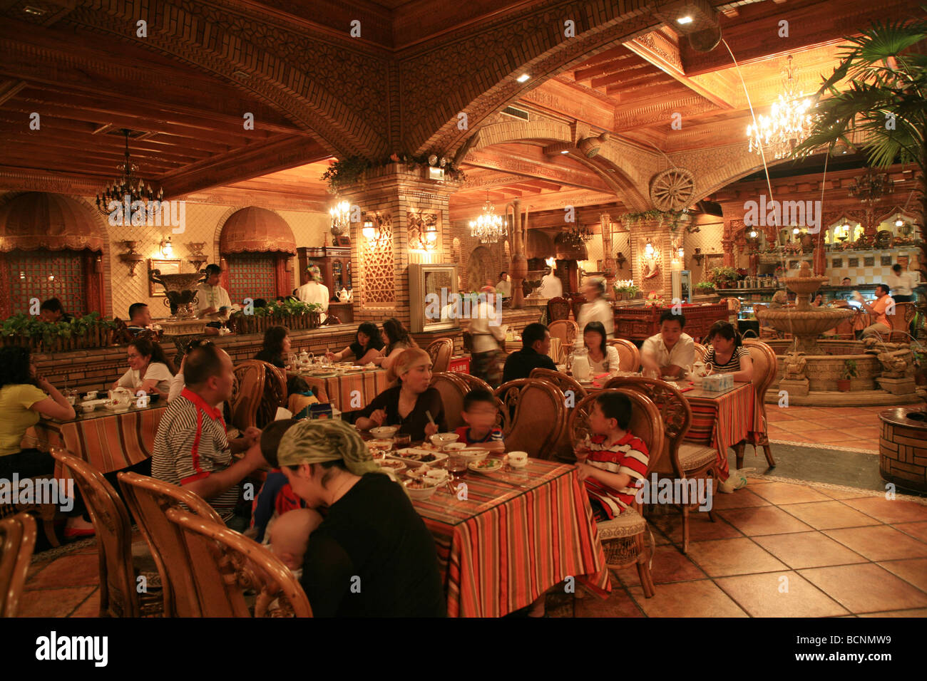Menschen Sie genießen Mahlzeit in einem lokalen Restaurant, Urumqi, Xinjiang Uyghur autonome Region, China Stockfoto