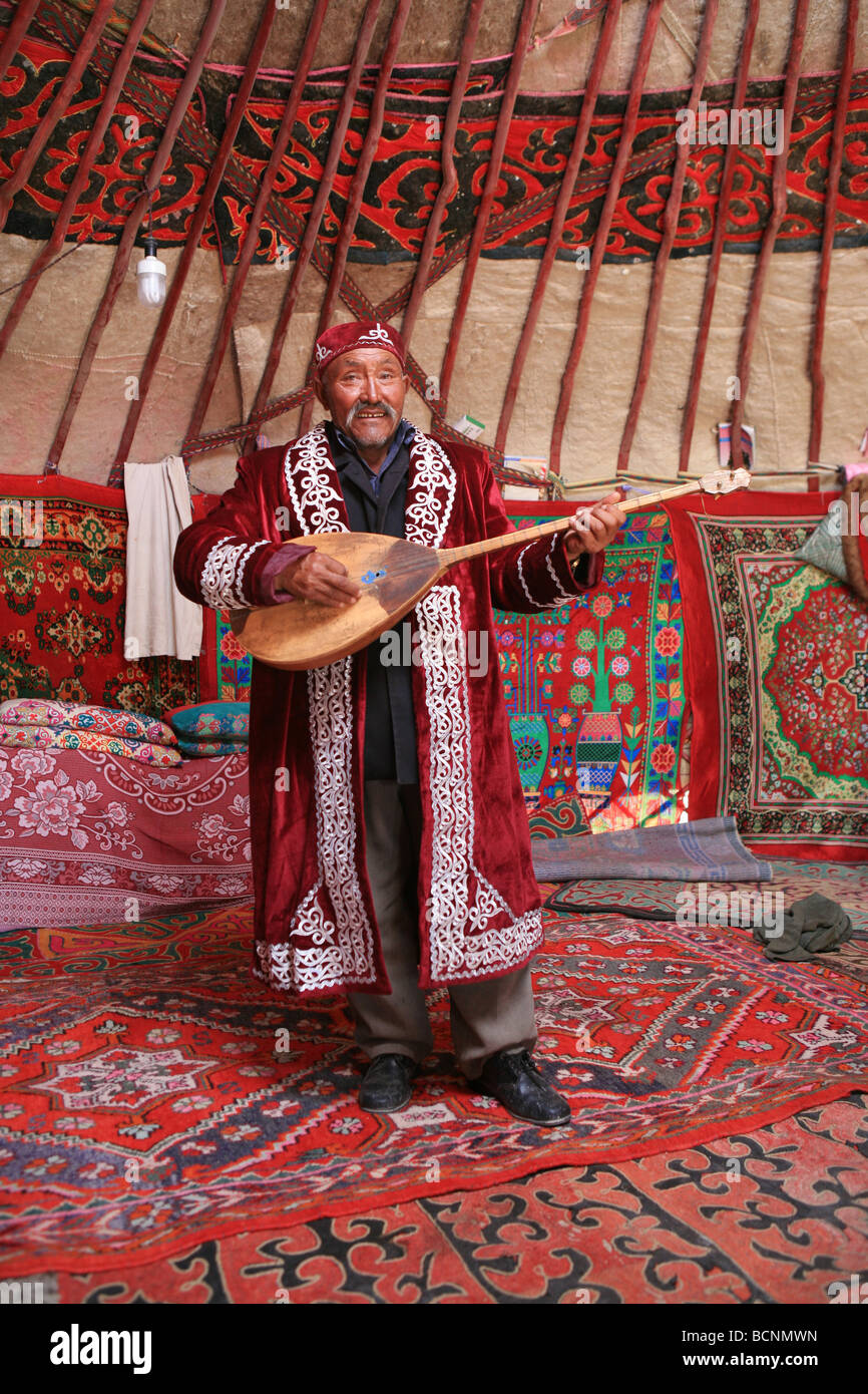 Uyghur Mann spielen ethnische Instruments, Uigurischen Autonomen Gebiet Xinjiang, China Stockfoto