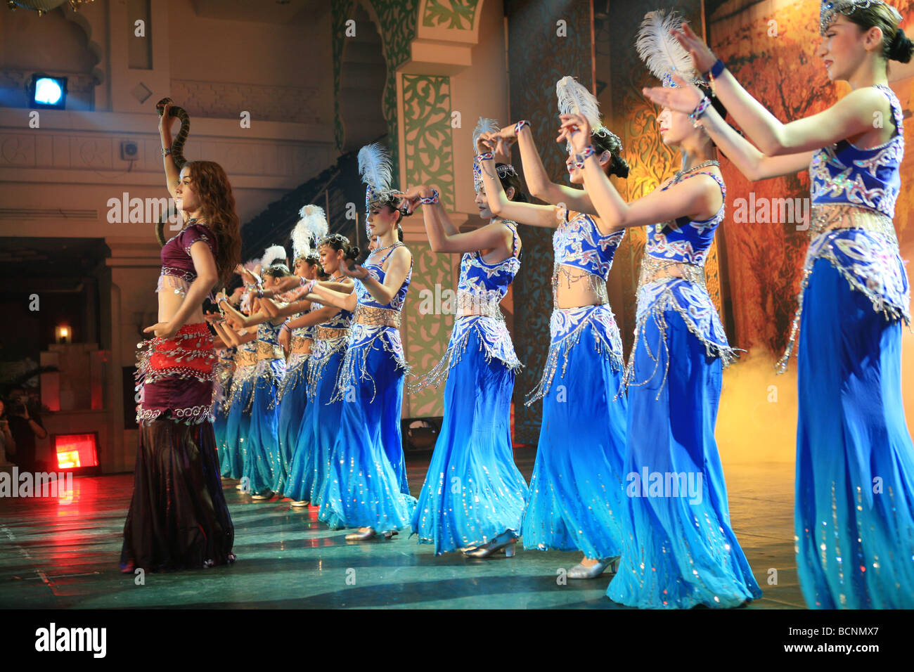 Uyghur Schauspielerinnen Durchführung Tanz in ethnische Kleidung, Uigurischen Autonomen Gebiet Xinjiang, China Stockfoto