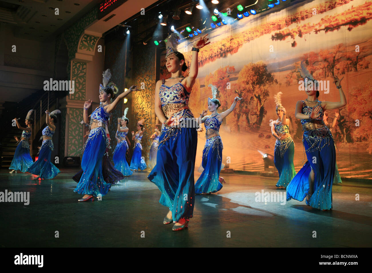 Uyghur Schauspielerinnen Durchführung Tanz in ethnische Kleidung, Uigurischen Autonomen Gebiet Xinjiang, China Stockfoto