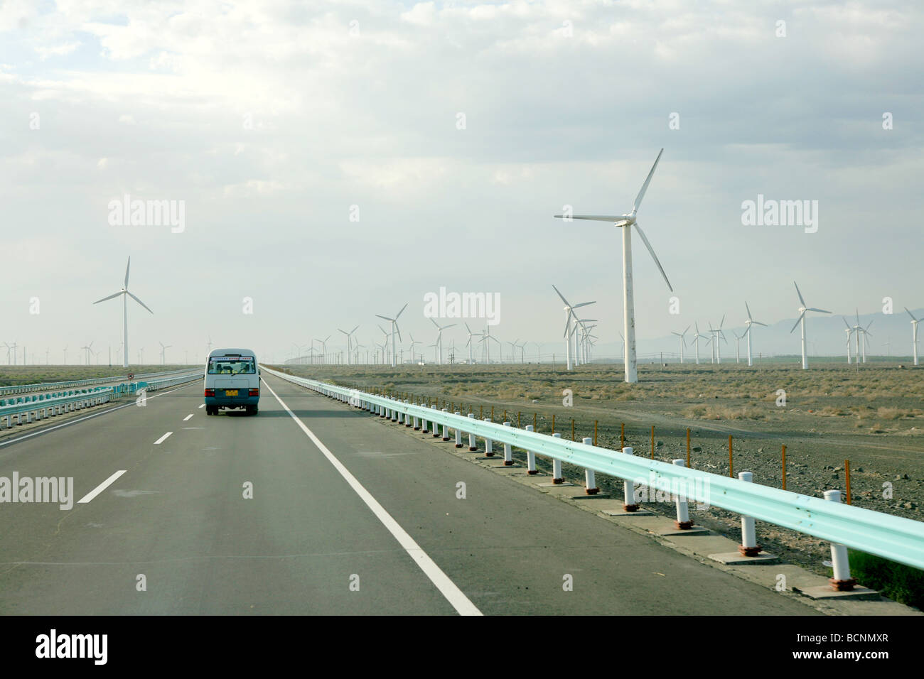Auto fährt Throgh Windpark außerhalb Urumqi, Xinjiang Uyghur autonome Region, China Stockfoto