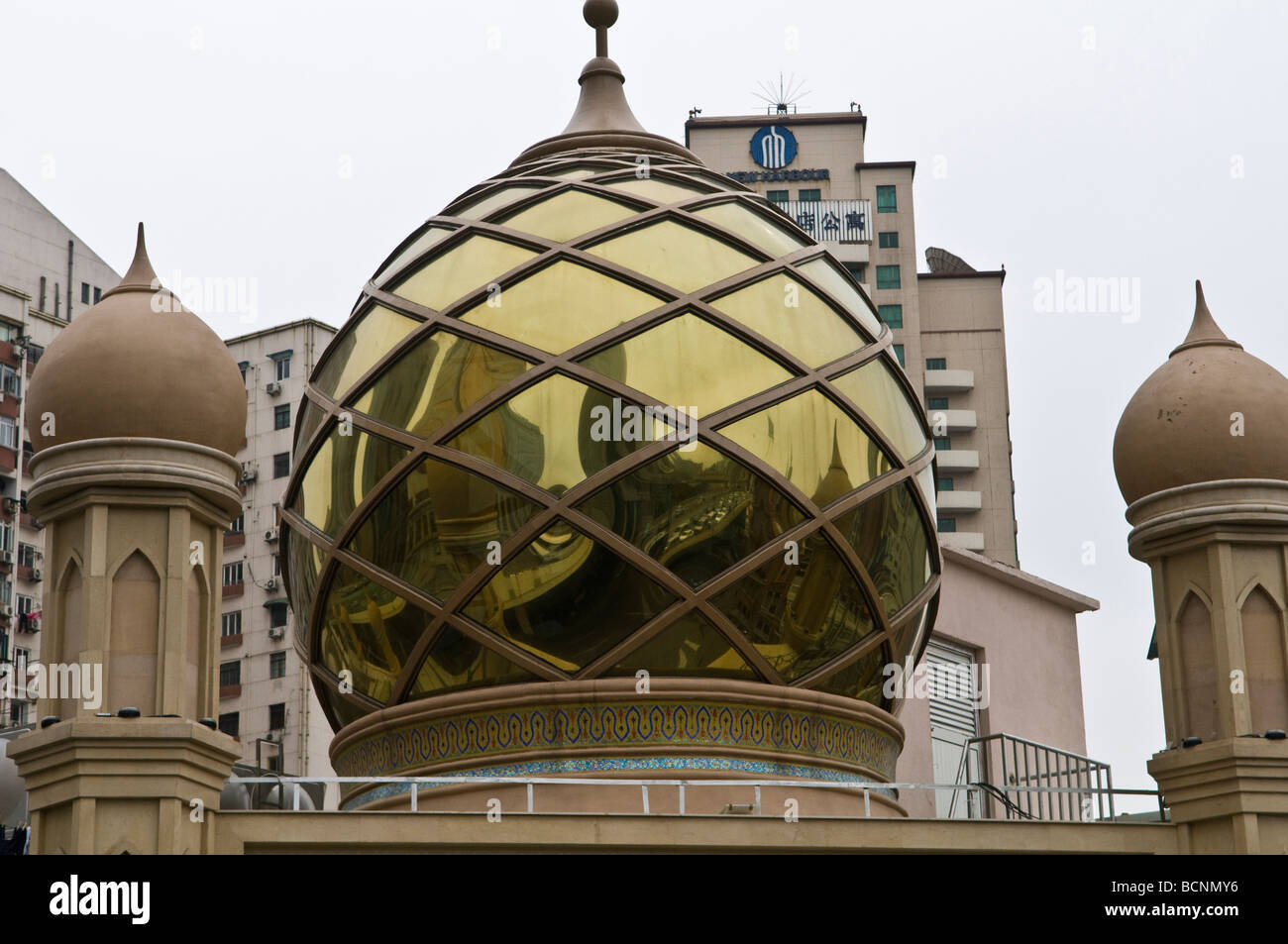 Verkehr auf Yan eine Straße in eine Reflexion über die Kuppel der Moschee in Shanghai gesehen Stockfoto