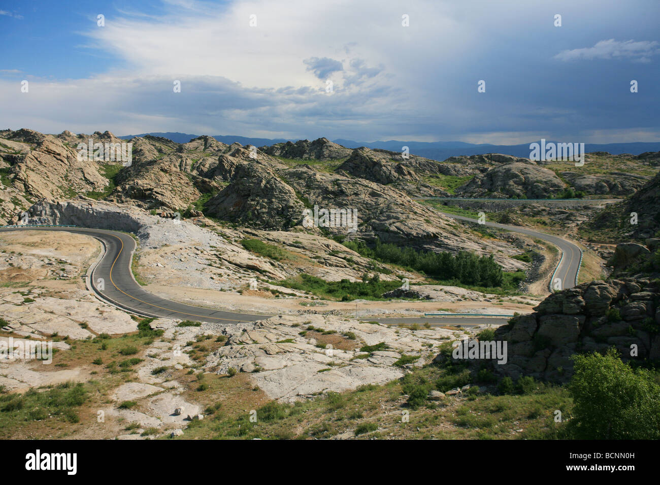 Autobahn schlängelt sich durch Kunlun-Gebirge, Uigurischen Autonomen Gebiet Xinjiang, China Stockfoto