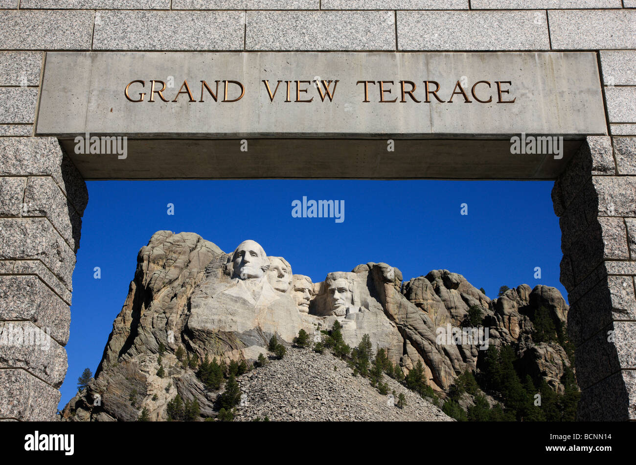 Mount Rushmore National Memorial, umrahmt von den Eingang auf der großen Terrasse. Stockfoto