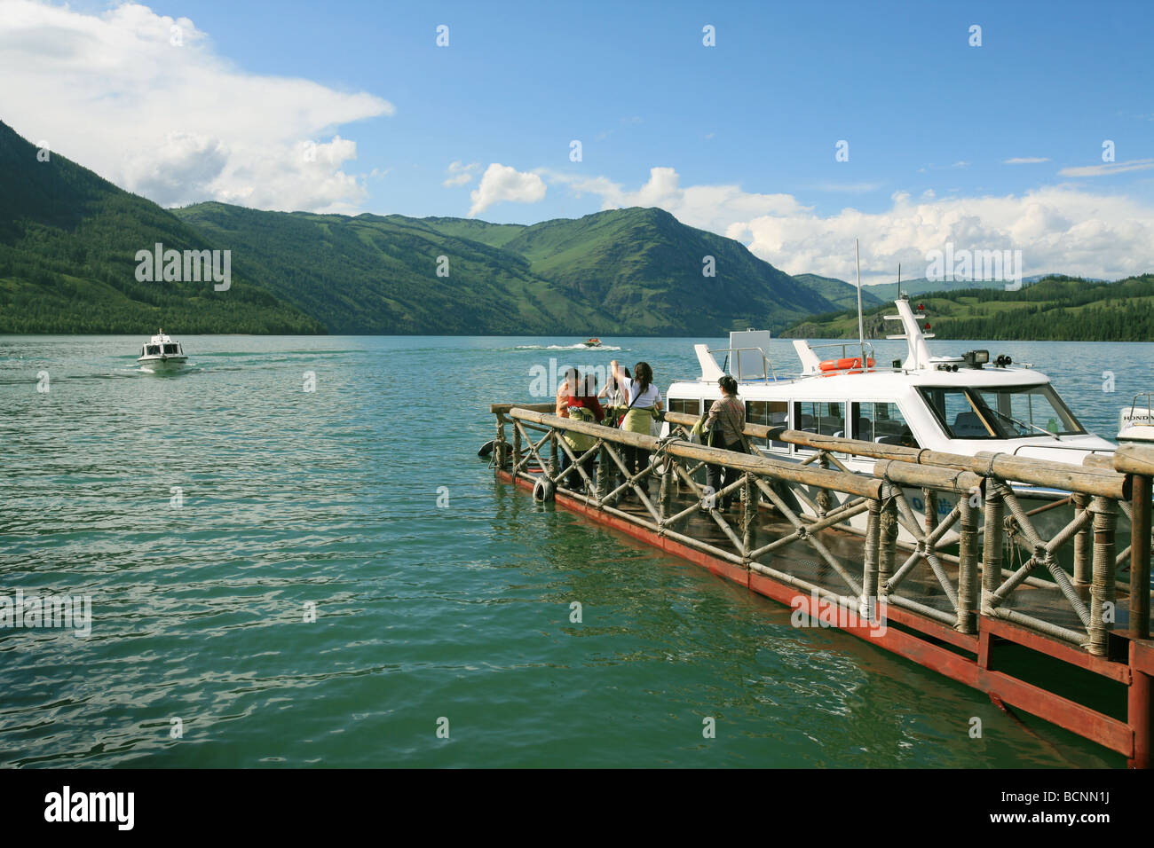 Touristen warten auf Board Tour Boot am Pier, Kanas-See, Uigurischen Autonomen Gebiet Xinjiang, China Stockfoto