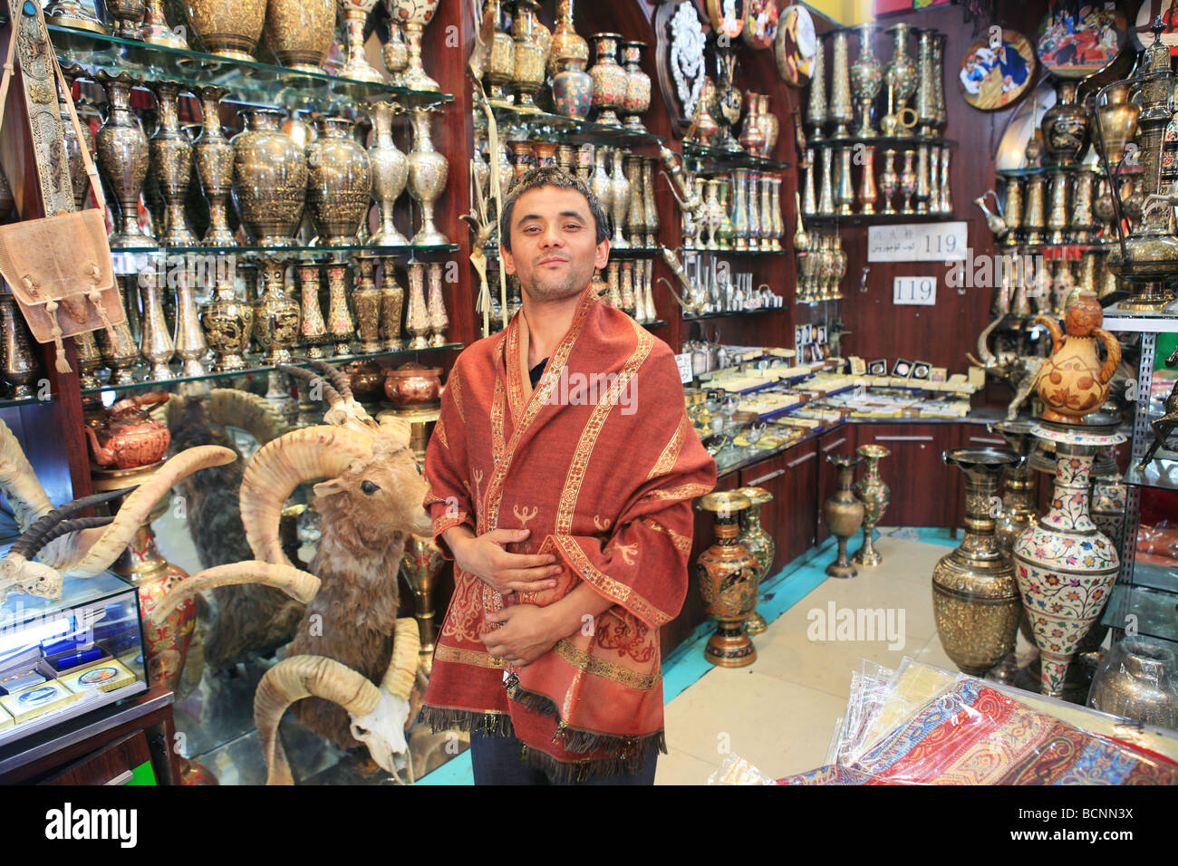Stolz auf Shop-Betreiber des lokalen Geschenkeladen, Uigurischen Autonomen Gebiet Xinjiang, China Stockfoto