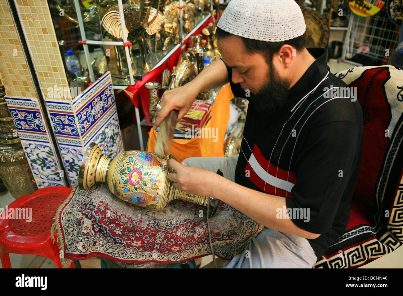 Uyghur Handwerker Polieren eine dekorative Vase, Uigurischen Autonomen Gebiet Xinjiang, China Stockfoto