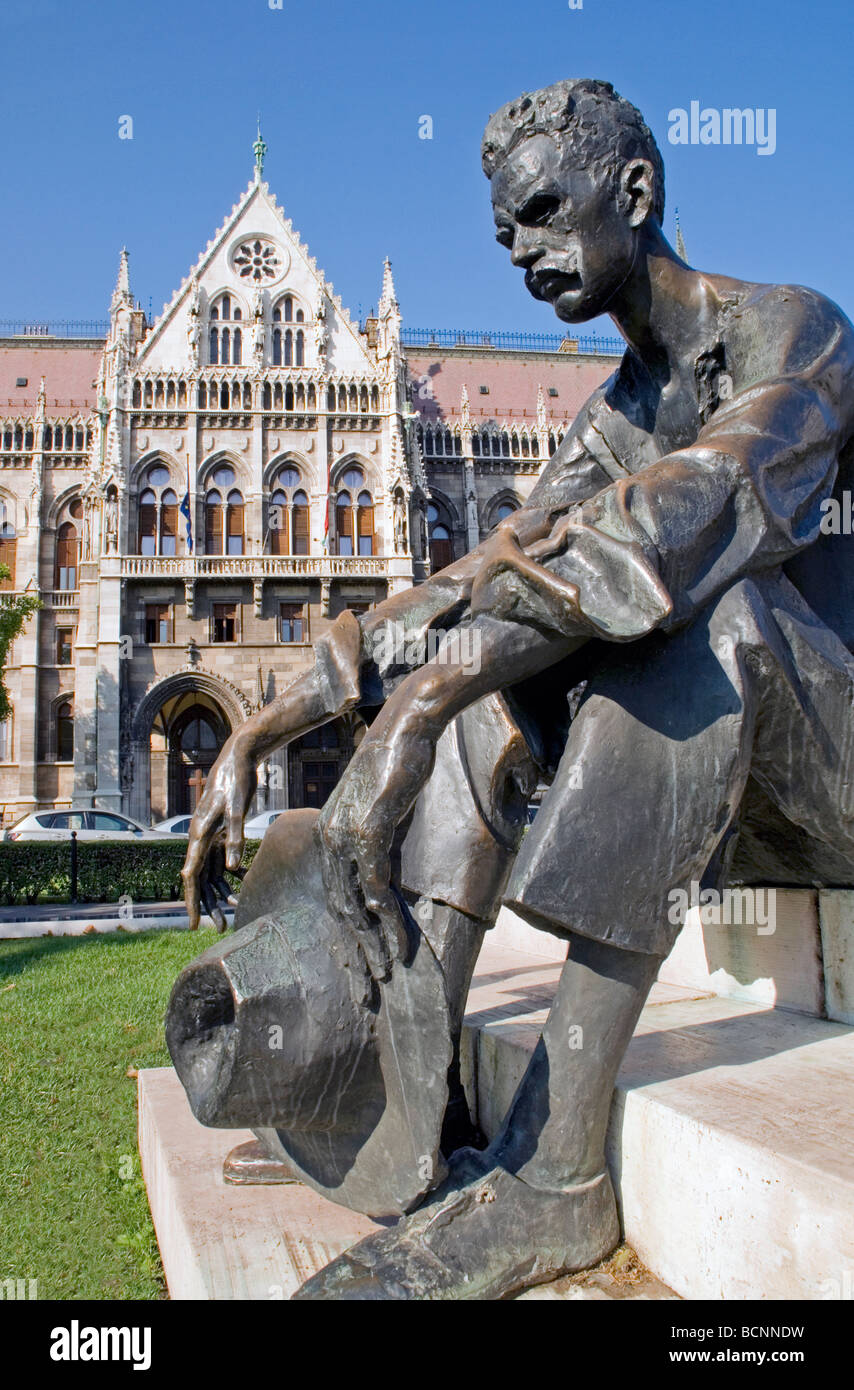 Statue des Dichters József Attila neben ungarischen Parlamentsgebäude in Budapest Stockfoto