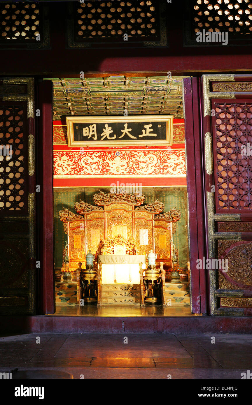 Kaiserlichen Thron im Palast der Himmlischen Reinheit, Verbotene Stadt, Peking, China Stockfoto