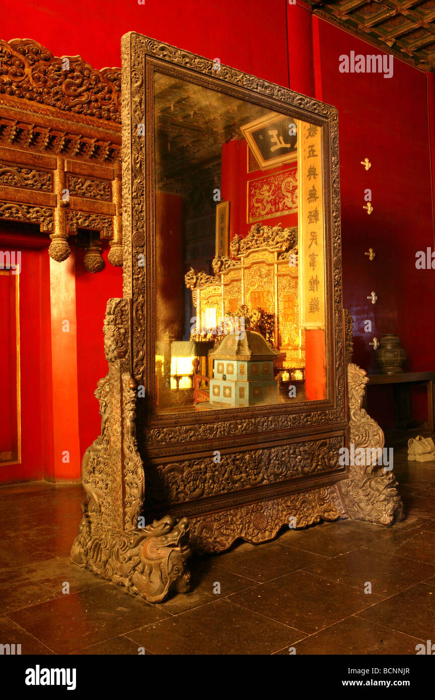 Große Spiegel Königsthron, Palast der Himmlischen Reinheit, Verbotene Stadt, Peking, China Stockfoto