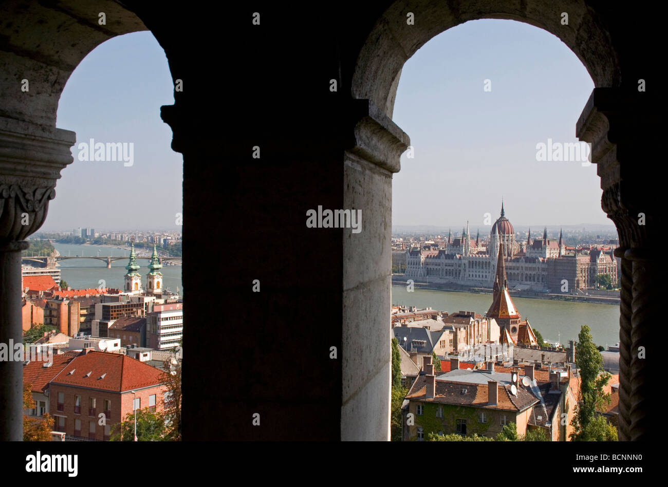 Donau und das ungarische Parlament in Pest von der Fischerbastei auf dem Burgberg von Buda in Budapest Stockfoto
