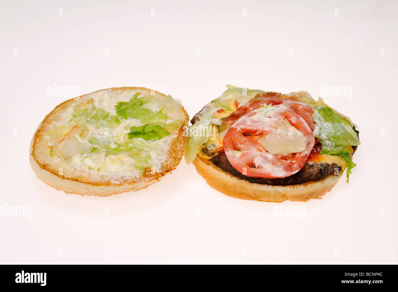 Burger King Whopper Sandwich mit Top bun öffnen, um die Zutaten anzeigen Stockfoto