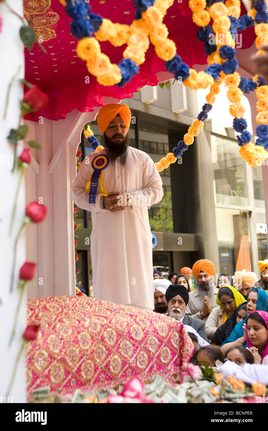 2009 SIkh-Parade in New York CIty Sikhs beten an einer Straßenecke zu ändern, vor Beginn der parade Stockfoto