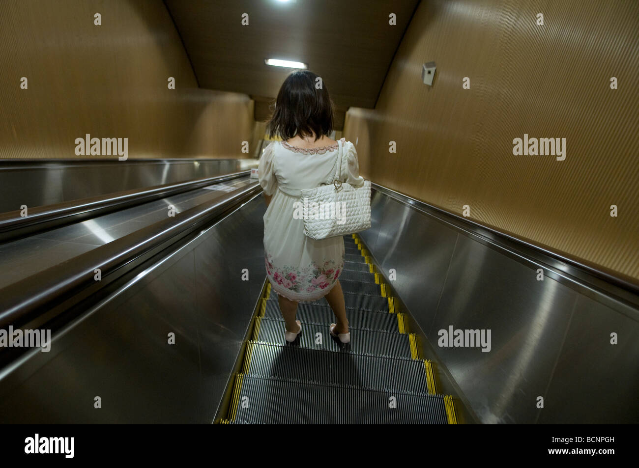Ein junge weibliche Pendler auf dem Weg zu einer u-Bahn u-Bahnstation in Tokyo Ginza-Viertel Stockfoto