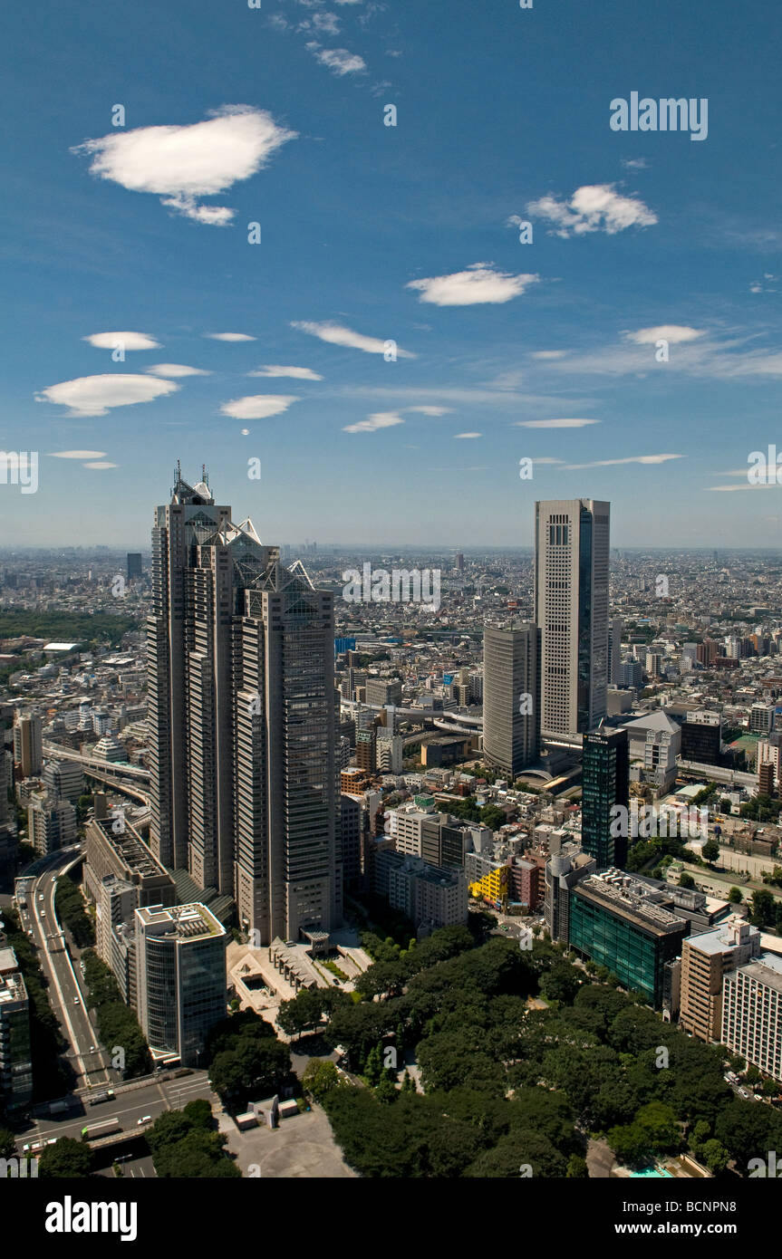 Luftaufnahme von Nishi Shinjuku Wolkenkratzer aus Tokyo Metropolitan Government-Observatorium in Shinjuku Bezirk Tokio Japan Stockfoto