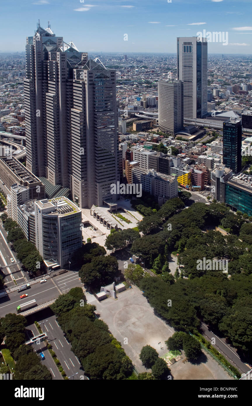 Luftaufnahme von Nishi Shinjuku Wolkenkratzer aus Tokyo Metropolitan Government-Observatorium in Shinjuku Bezirk Tokio Japan Stockfoto