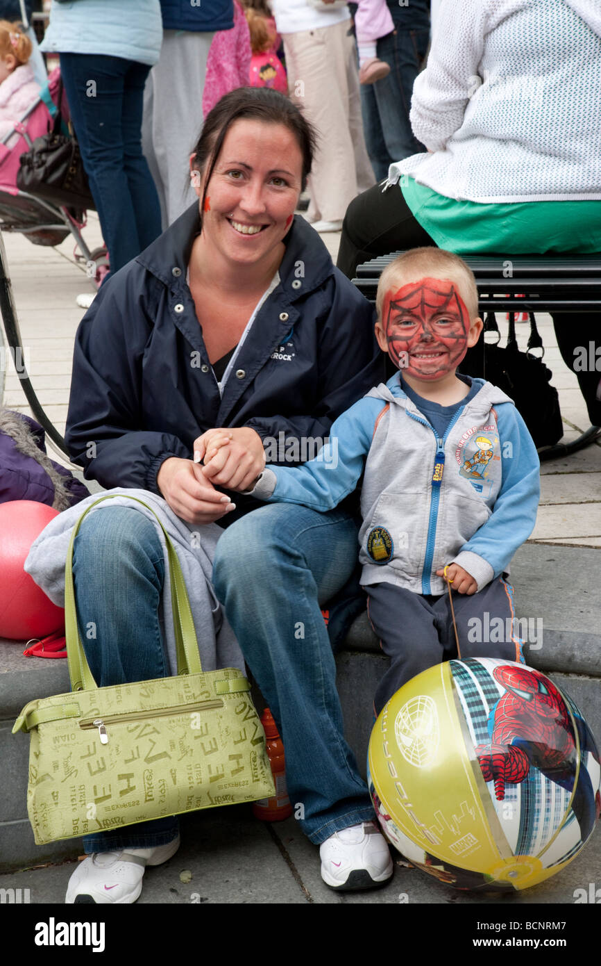 Mutter und kleinen Sohn mit Kinderschminken, Cashel, Irland Stockfoto