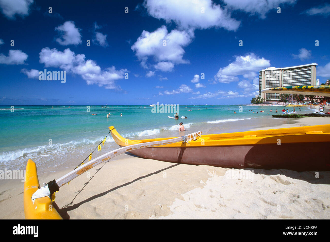Ausleger Kanoe auf dem Strand Playa de Waikiki Honolulu Hawaii Stockfoto