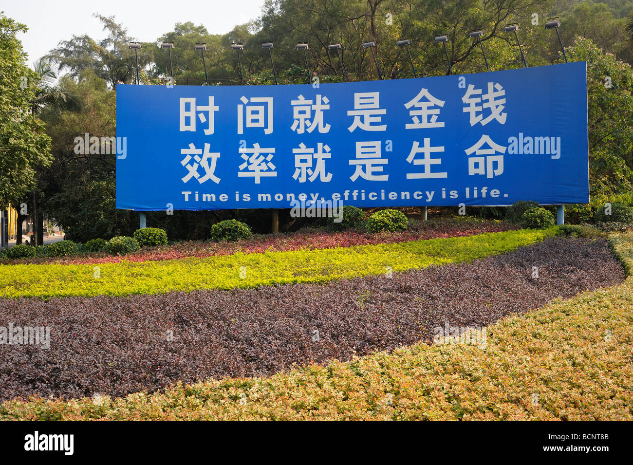 China, Shenzhen, Zeit ist Geld-Effizienz Leben Regierungspropaganda, härter und effizienter an Kreuzung zu arbeiten Stockfoto