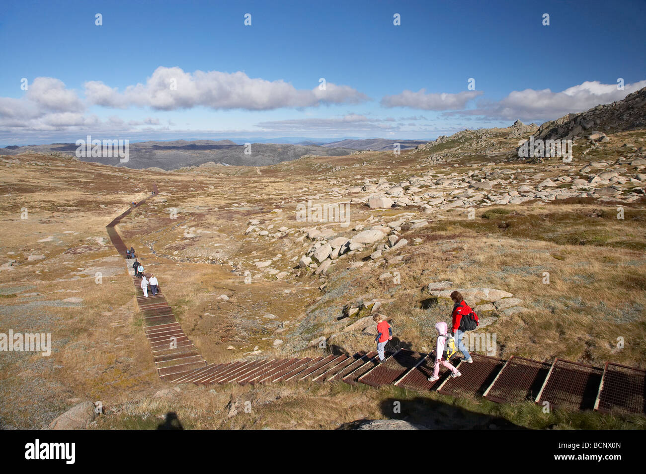 Wanderer auf dem Weg zur Mt Kosciuszko Kosciuszko National Park Snowy Mountains New South Wales Australien Stockfoto