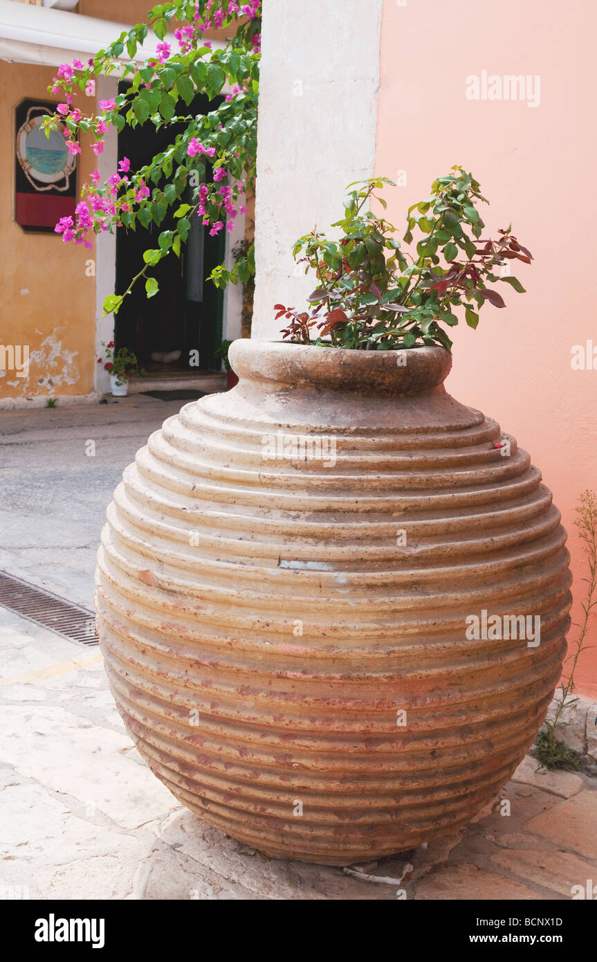 Typische griechische Vase mit Blumen rosa Trauerweiden Stockfoto