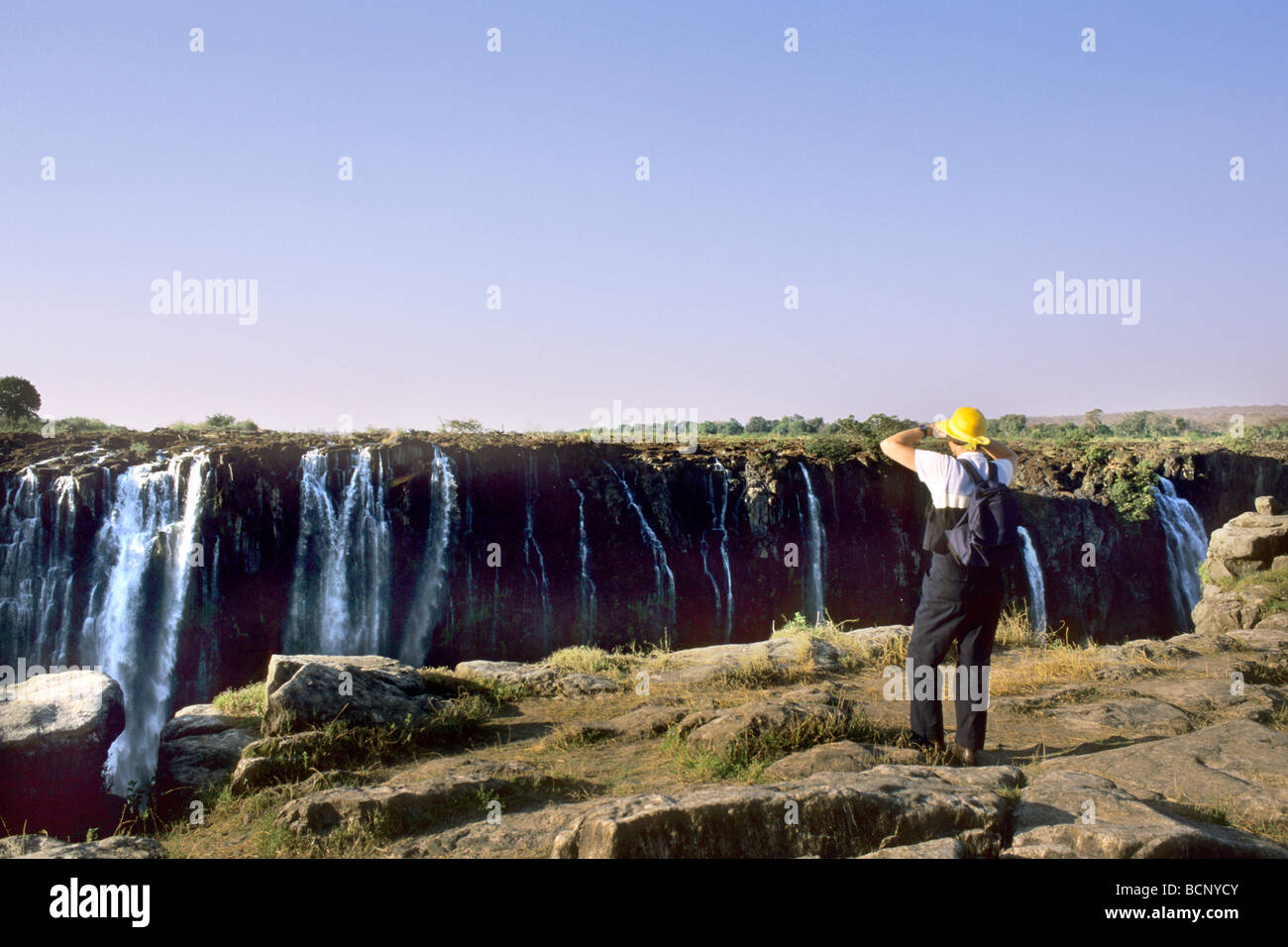 Simbabwe A Tourist beobachten die Victoriafälle Stockfoto