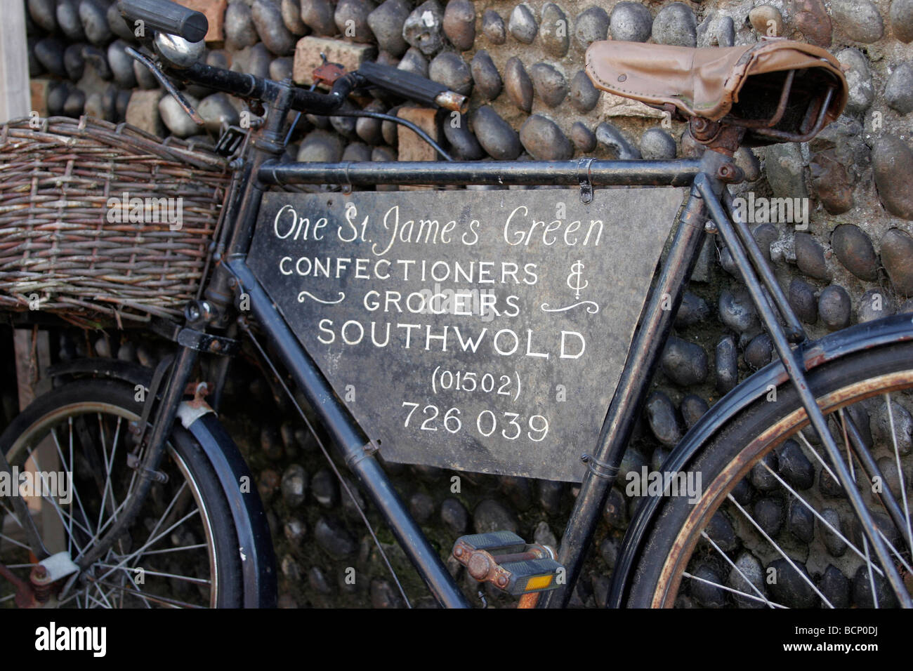 Fahrrad in Southwold Werbung einem Süßwarenladen Stockfoto