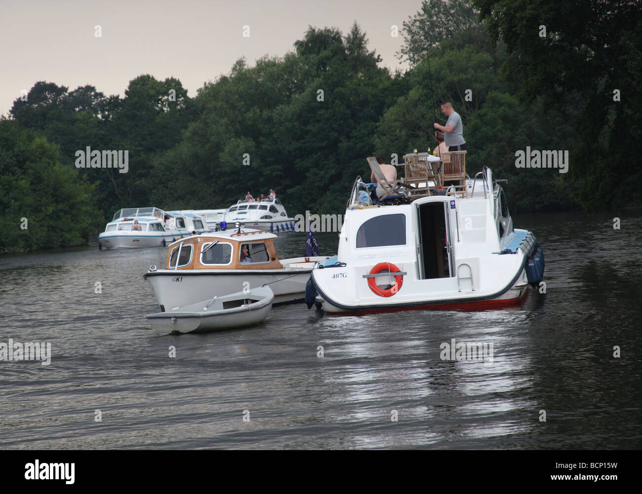 Fluss-Polizei stoppen Kreuzer auf Norfolk broads Stockfoto