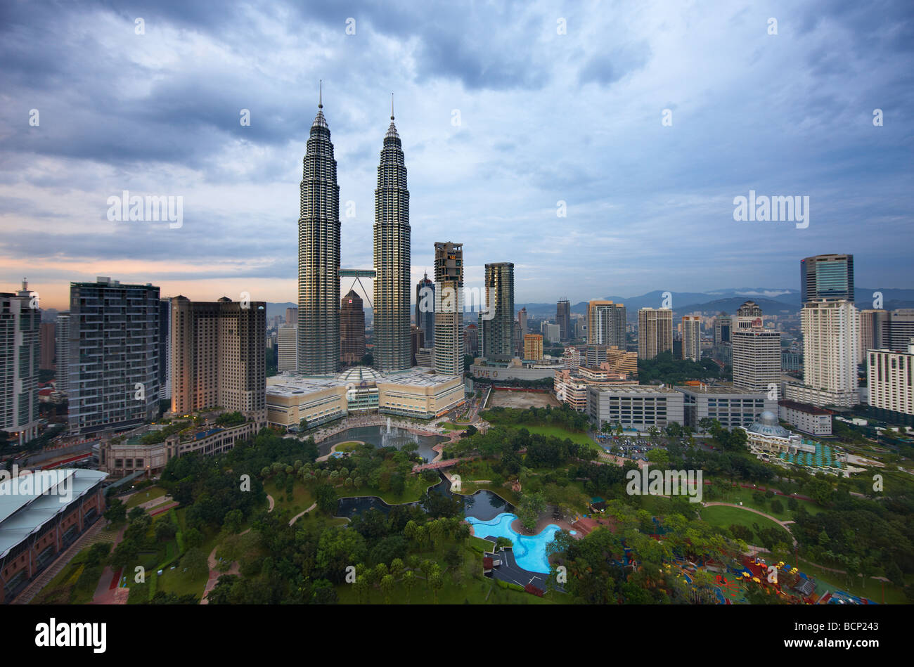 die Petronas Towers und die Skyline von Kuala Lumpur in der Abenddämmerung, Malaysia Stockfoto