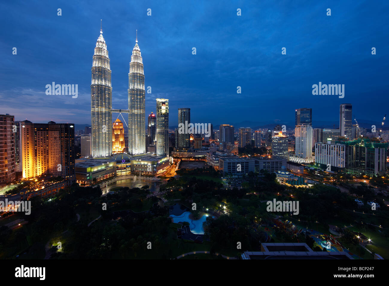 die Petronas Towers und dem Kuala Lumpur Skyline bei Nacht, Malaysia Stockfoto