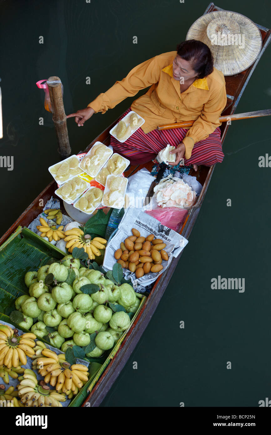 ein Schiff, beladen mit Früchten auf den schwimmenden Markt in Damnoen Saduak, nr Bangkok, Thailand Stockfoto
