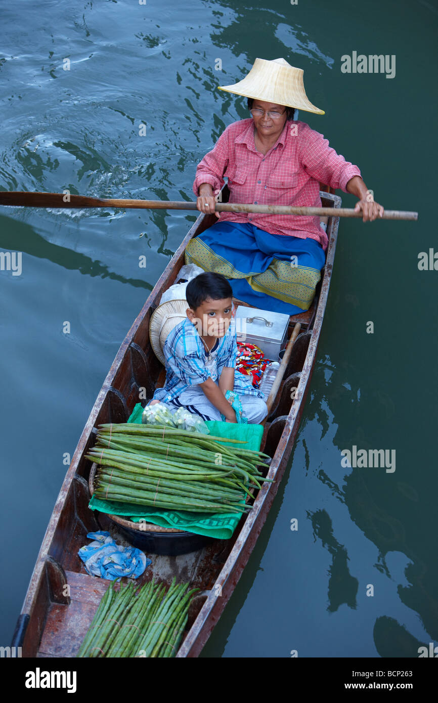 ein Boot mit Mutter und Sohn, den schwimmenden Markt in Damnoen Saduak, nr Bangkok, Thailand Stockfoto