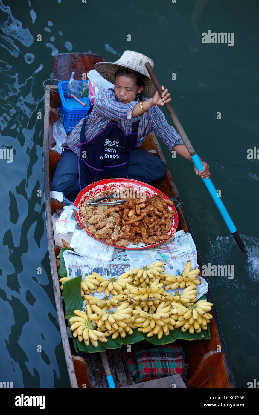Bananen und Krapfen zum Verkauf an den schwimmenden Markt in Damnoen Saduak, nr Bangkok, Thailand Stockfoto