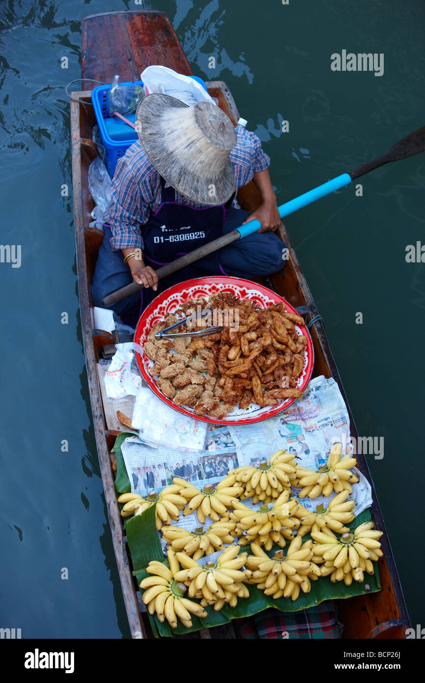 Bananen und Krapfen zum Verkauf an den schwimmenden Markt in Damnoen Saduak, nr Bangkok, Thailand Stockfoto