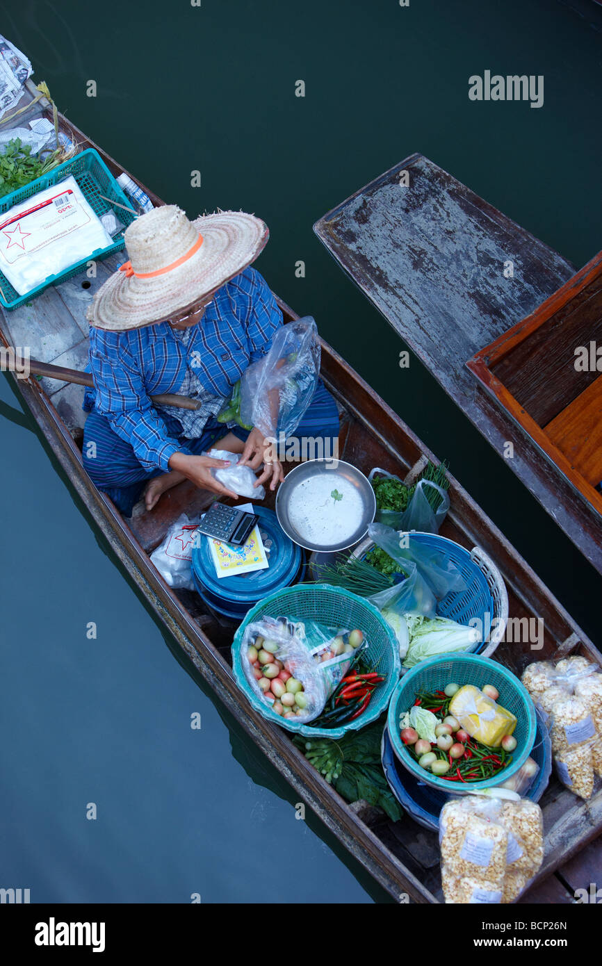 eine Frau mit einem Rechner auf dem schwimmenden Markt in Damnoen Saduak, nr Bangkok, Thailand Stockfoto
