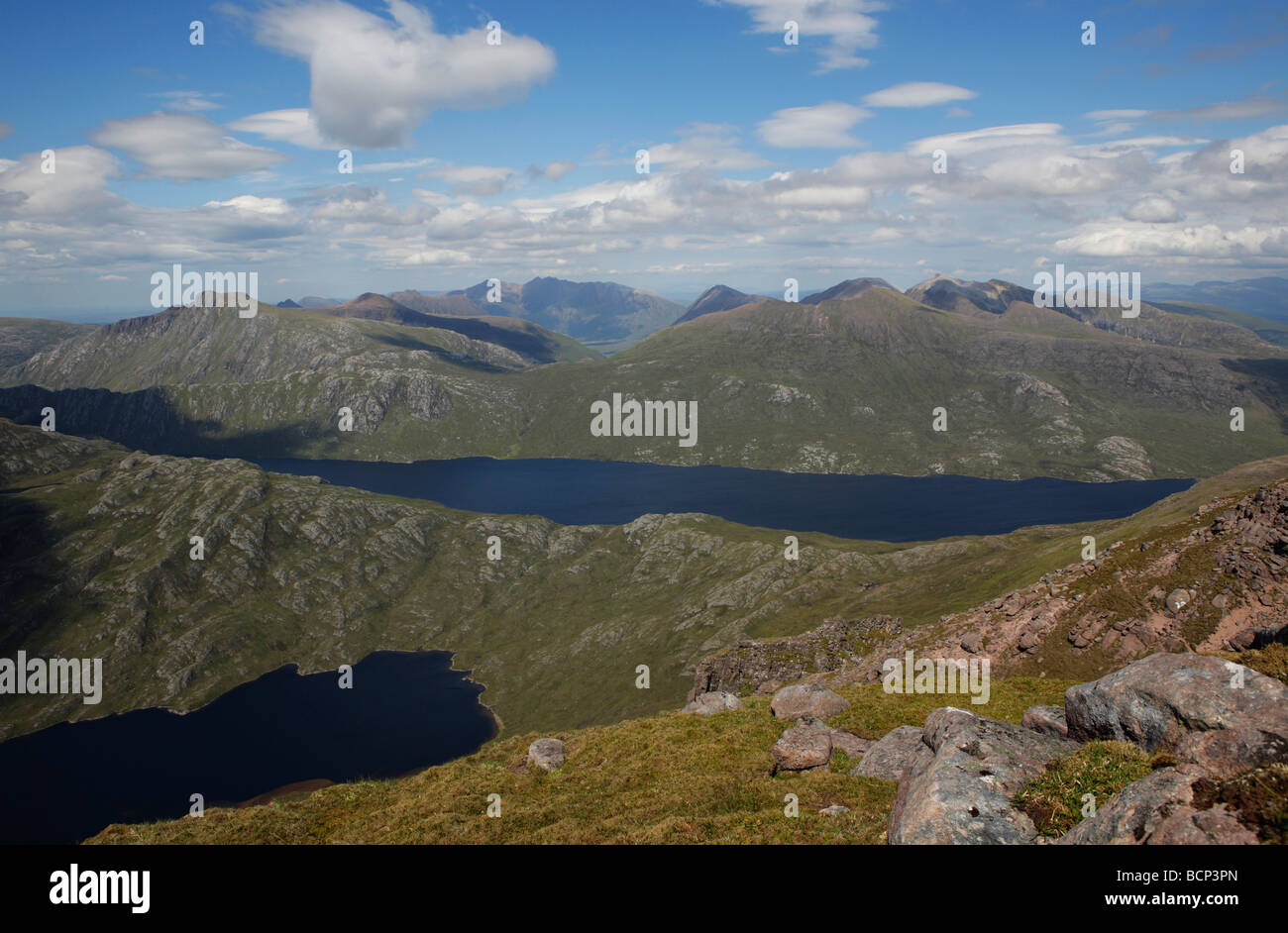 Der Letterewe Wald, Fisherfield, A'Mhaigdean und Lochan Fada gesehen von der Spitze des Slioch Stockfoto