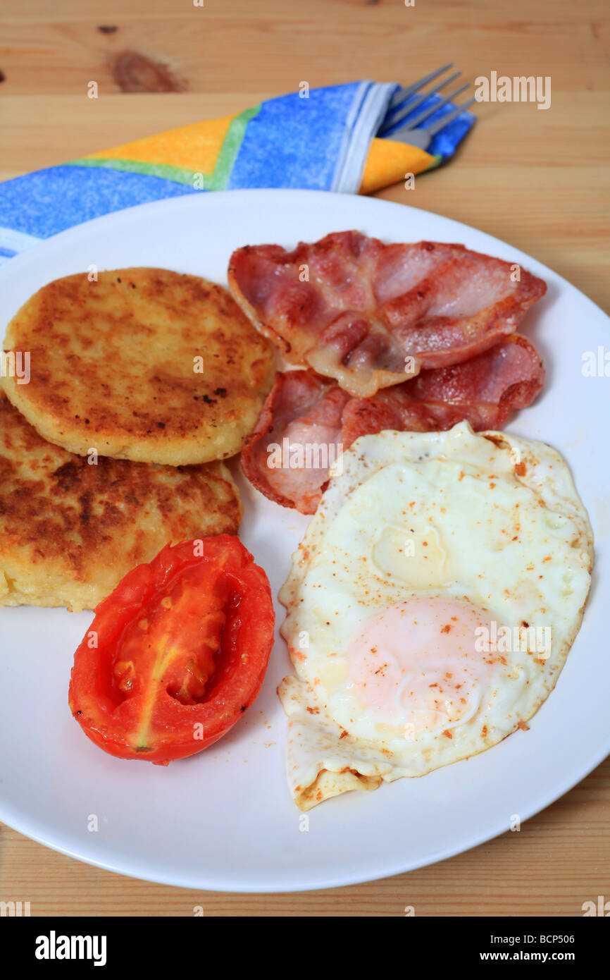 Ein Frühstück mit Spiegelei Speck-Tomate und Kartoffel-Pfannkuchen Stockfoto