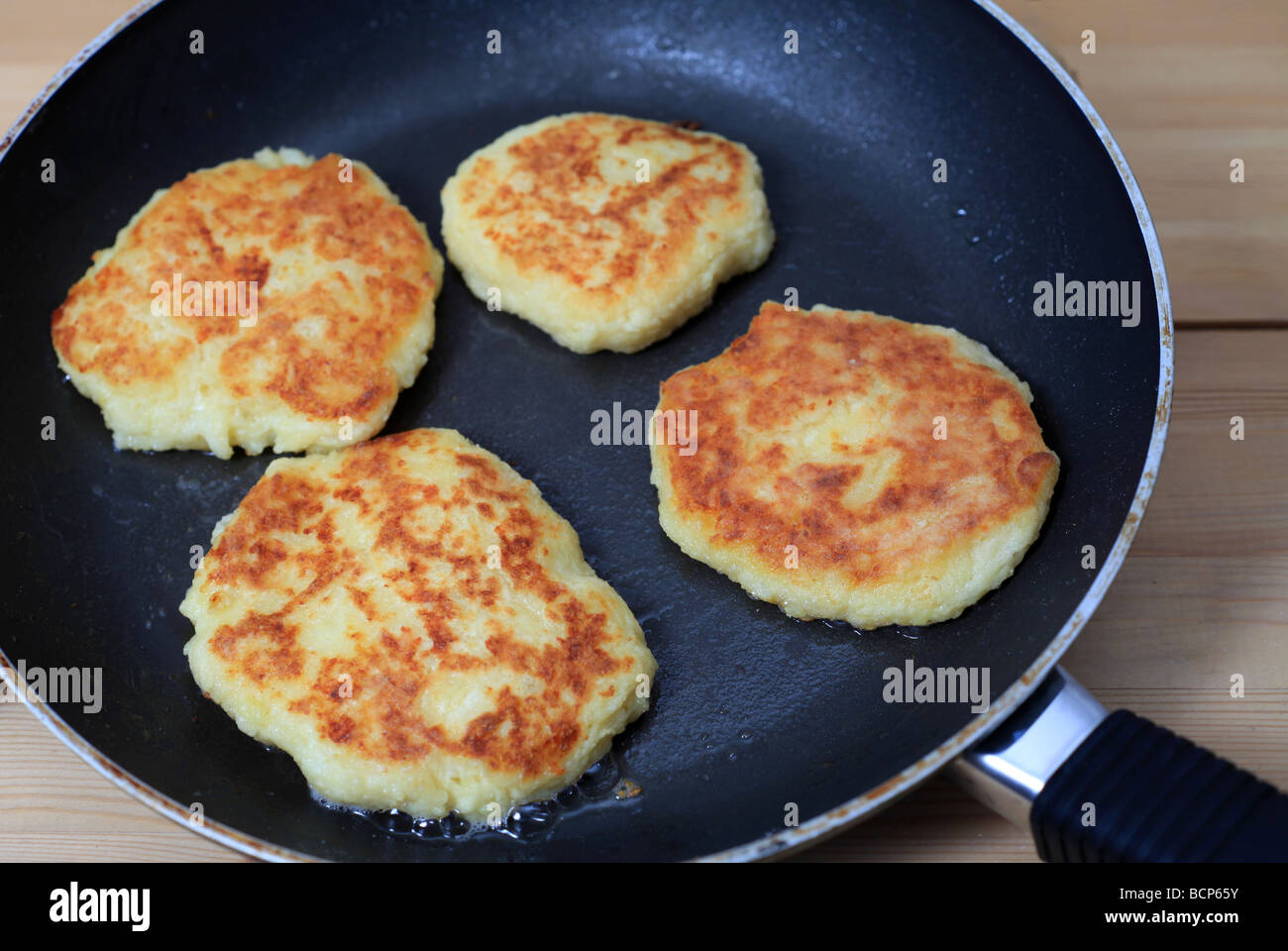 Kartoffelpuffer in der Pfanne Kochen Stockfoto