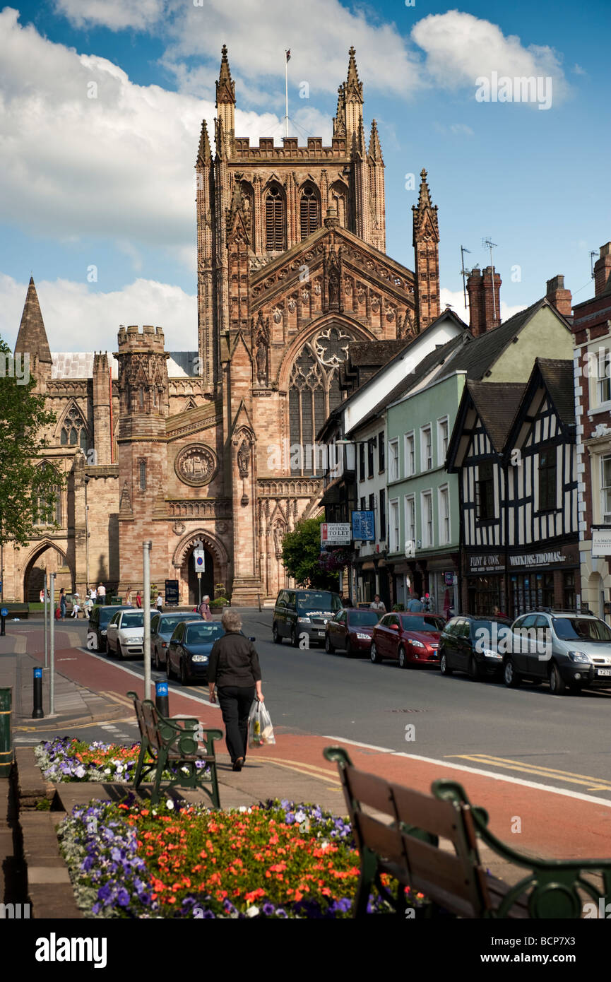 Nachschlagen von King Street in Richtung der mittelalterlichen Kathedrale Hereford Stadt Herefordshire England UK Stockfoto