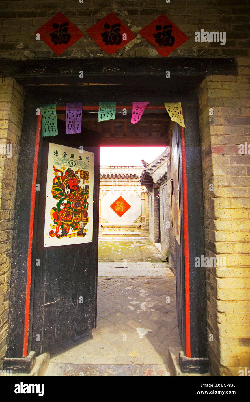 Tor zu einem traditionellen Innenhof Haus mit Malerei von Tuer-Goettern, Penglai City, Shandong Provinz, China Stockfoto