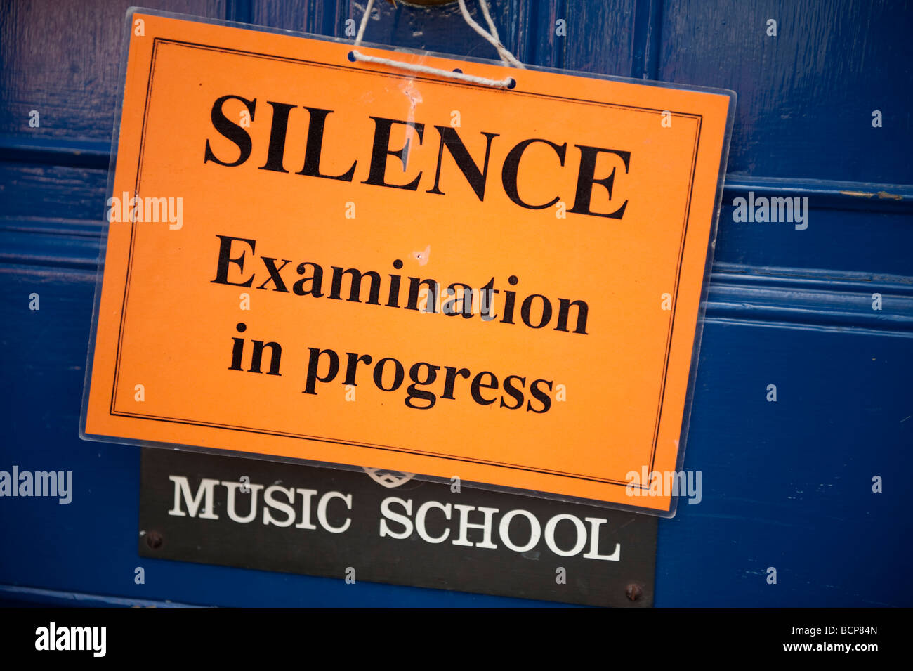 Stille-Untersuchung im Gange Schild an Tür der Kathedrale Musik Schule Hereford Stadt Herefordshire England UK Stockfoto